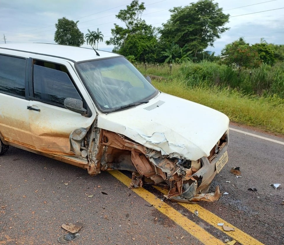 Uno bateu de frente com uma caminhonete — Foto: Divulgação