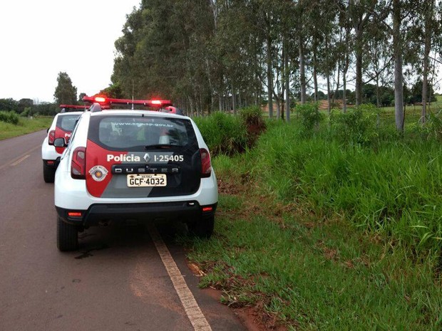 Popular caminhava pela estrada quando viu o corpo dentro da caixa (Foto: Jota Correia/Cedida)