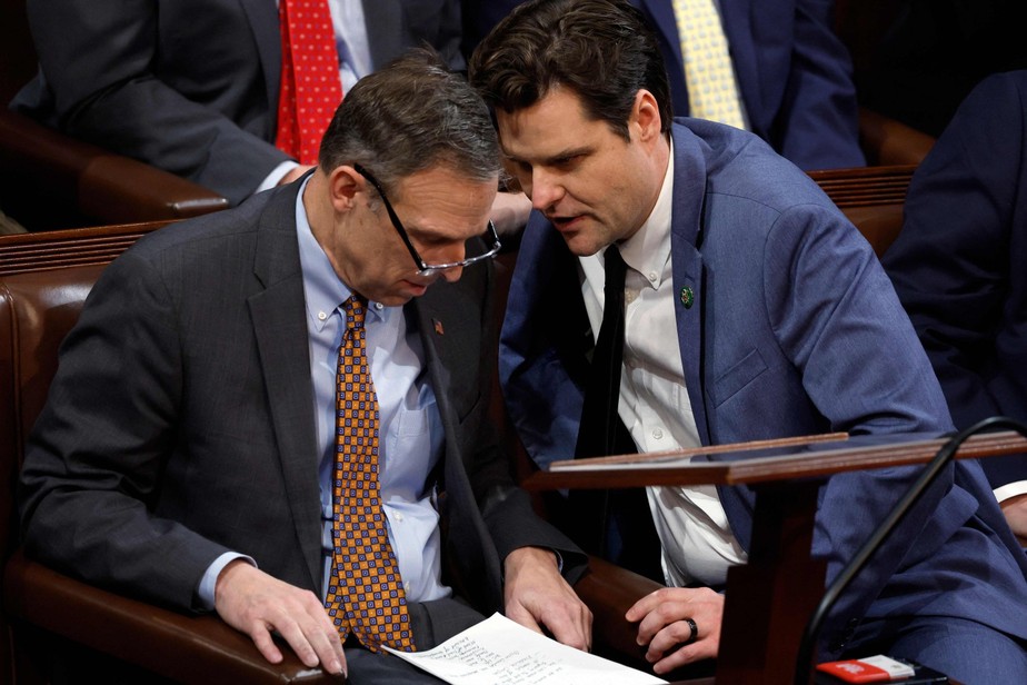 Deputados republicanos Scott Perry (esquerda) e Matt Gaetz, dois dos responsáveis por impasse que impede escolha de novo presidente da Câmara