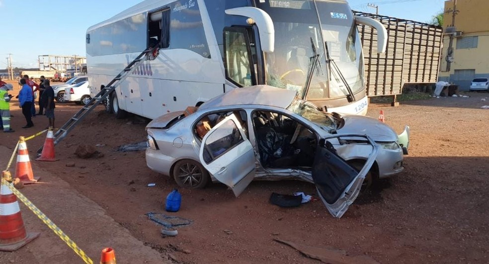 Ônibus atingiu carro de passeio no Trevo do Lagarto — Foto: Guarda Municipal de VG