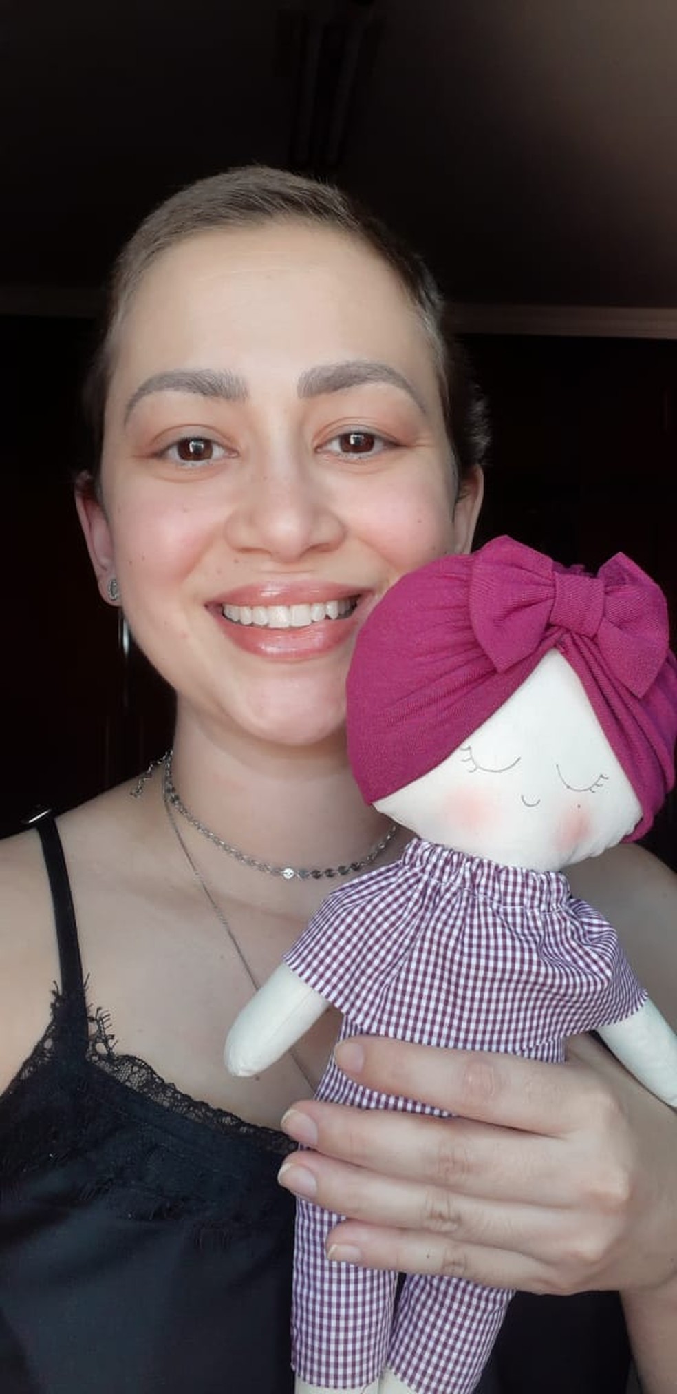 Julia ganhou uma boneca e teve a ideia de ajudar o projeto e crianças de Cuiabá — Foto: Arquivo pessoal