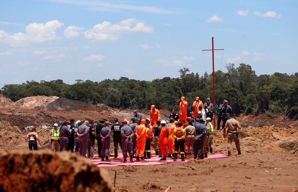Equipes de resgate prestam homenagem às vítimas do rompimento da barragem da Vale em Brumadinho, nesta sexta (1º), uma semana após a tragédia.  — Foto: Adriano Machado/Reuters