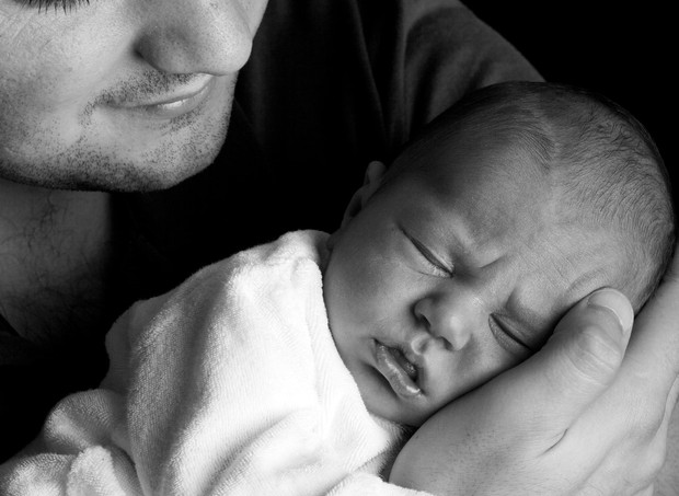 Pai segurando bebê no colo (Foto: Pulic Domain Pictures / Pexels)