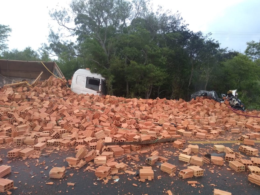 Carreta carregava tijolos — Foto: Divulgação / Corpo de Bombeiros de Itaqui