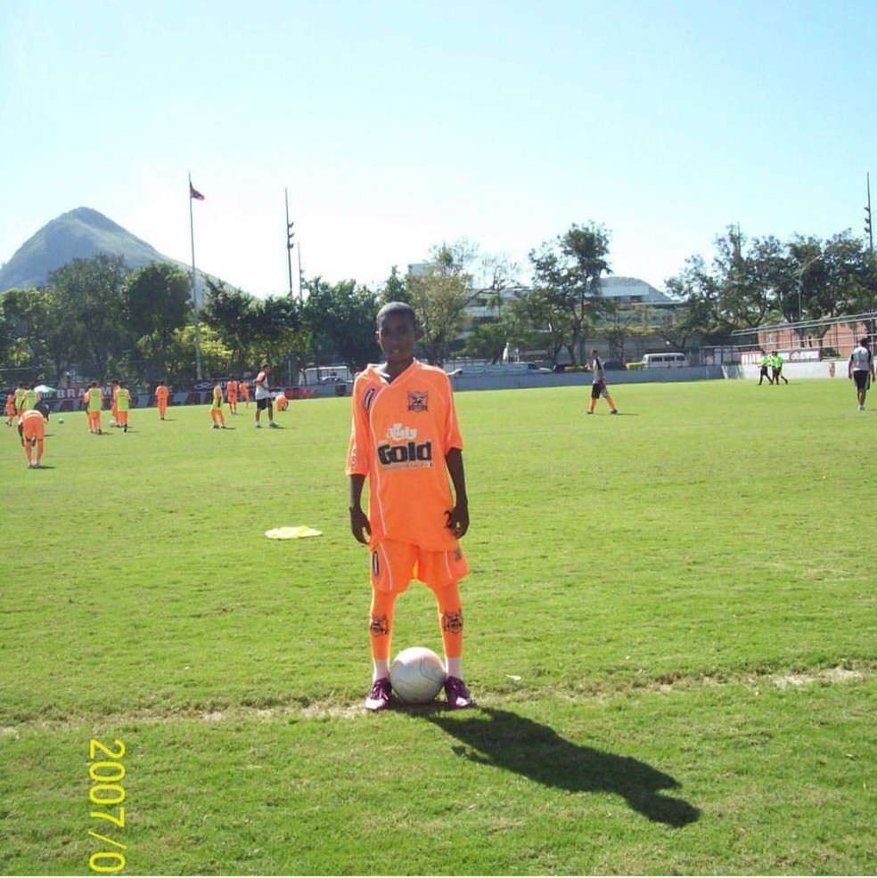 Na Gávea, mas com outra camisa: o pequeno Jean Lucas com a camisa do Nova Iguaçu (Foto: Arquivo pessoal)