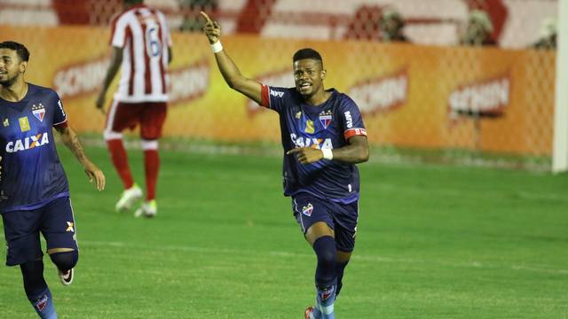 JÃºnior Santos comemora um dos gols que marcou