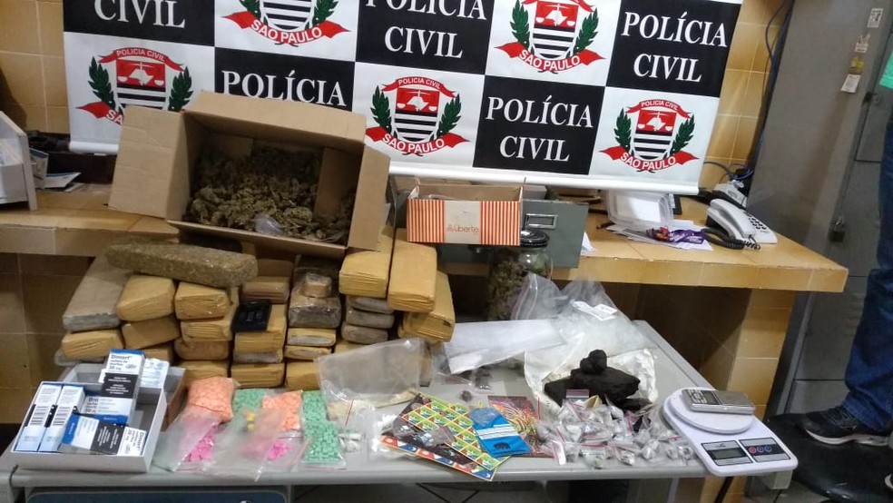 Drogas sintéticas, lubrificante à base de maconha e haxixe foram apreendidos durante a operação  — Foto: Polícia Civil/ Divulgação 