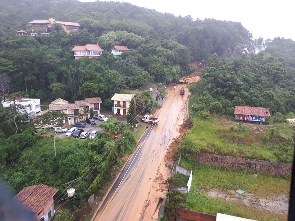 SC-406 na Barra da Lagoa teve interdição após queda de barreira na rodovia  (Foto: Eveline Poncio/NSC TV )