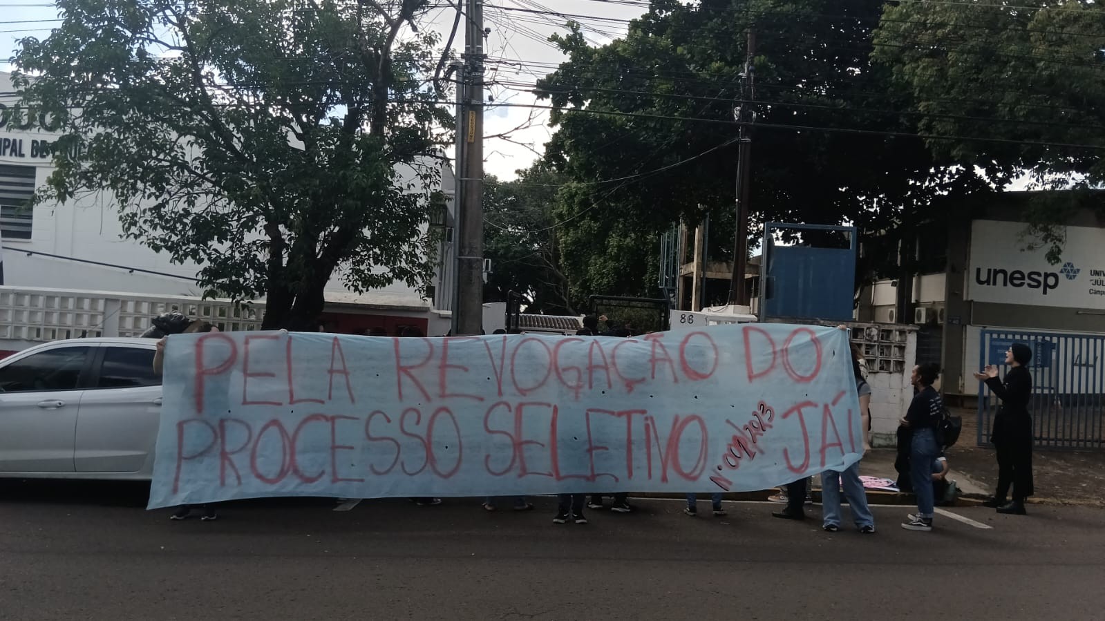 Grupo protesta contra processo seletivo para contratação de agentes de apoio educacional em Presidente Prudente