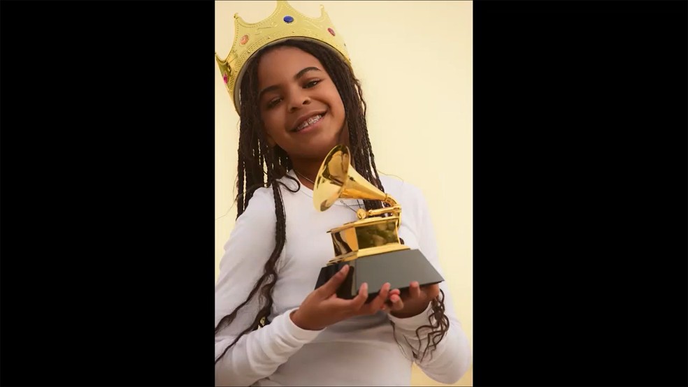 Blue Ivy aparece segurando seu 1º Grammy  — Foto: Reprodução/Instagram/Beyoncé