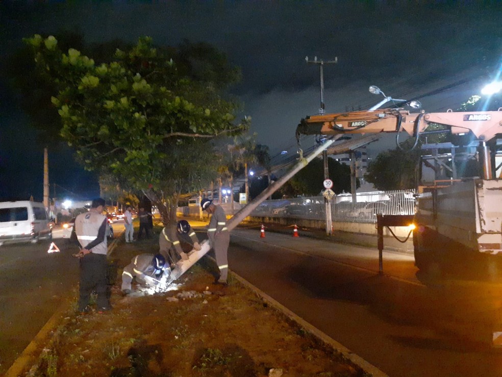 Poste sendo retirado da avenida — Foto: Sérgio Henrique Santos/Inter TV Cabugi
