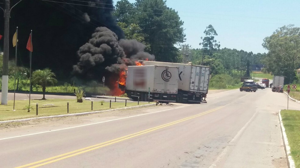 BR-470 ficou bloqueada por uma hora no km 128 após batida entre dois caminhões na tarde desta quinta-feira (4) (Foto: PRF/Divulgação)