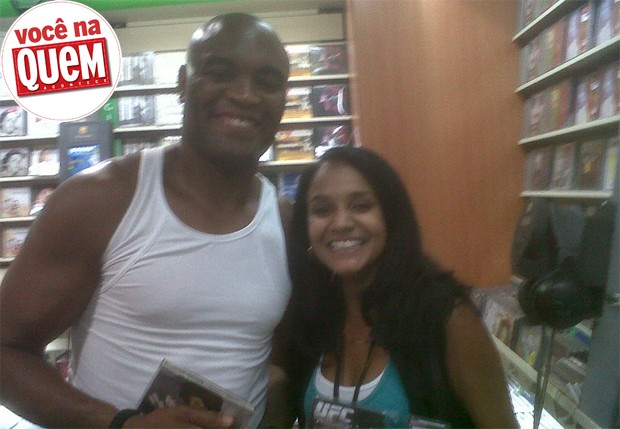Alessandra Moreno e Anderson Silva (Rio de Janeiro – RJ): “Enquanto arrumava CDs nas prateleiras onde eu trabalho, Anderson Silva (Spider), me solicitou uma cestinha para suas compras. Eu quase morri do coração” (Foto: Reprodução)