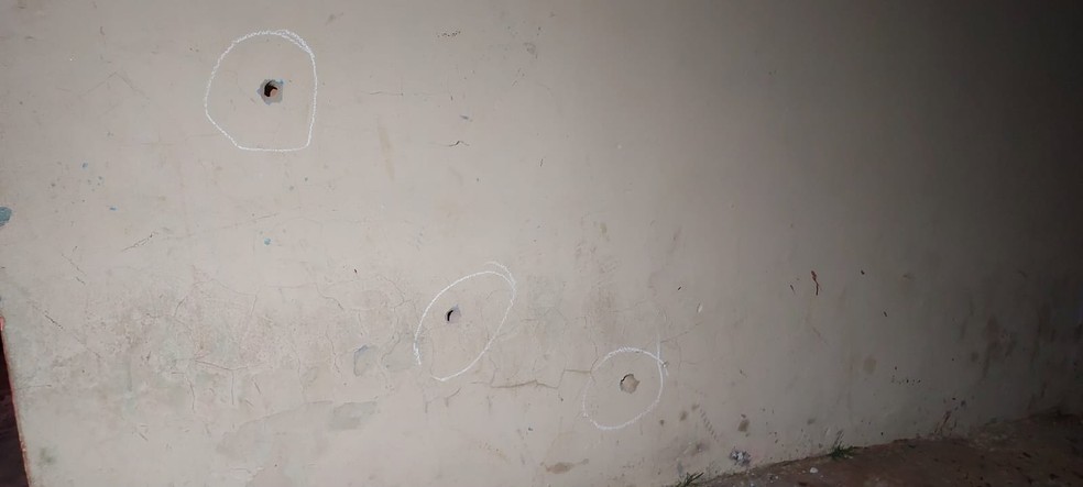 Disparos que atingiram a parede no momento do atentado. &mdash; Foto: Reprodu&ccedil;&atilde;o