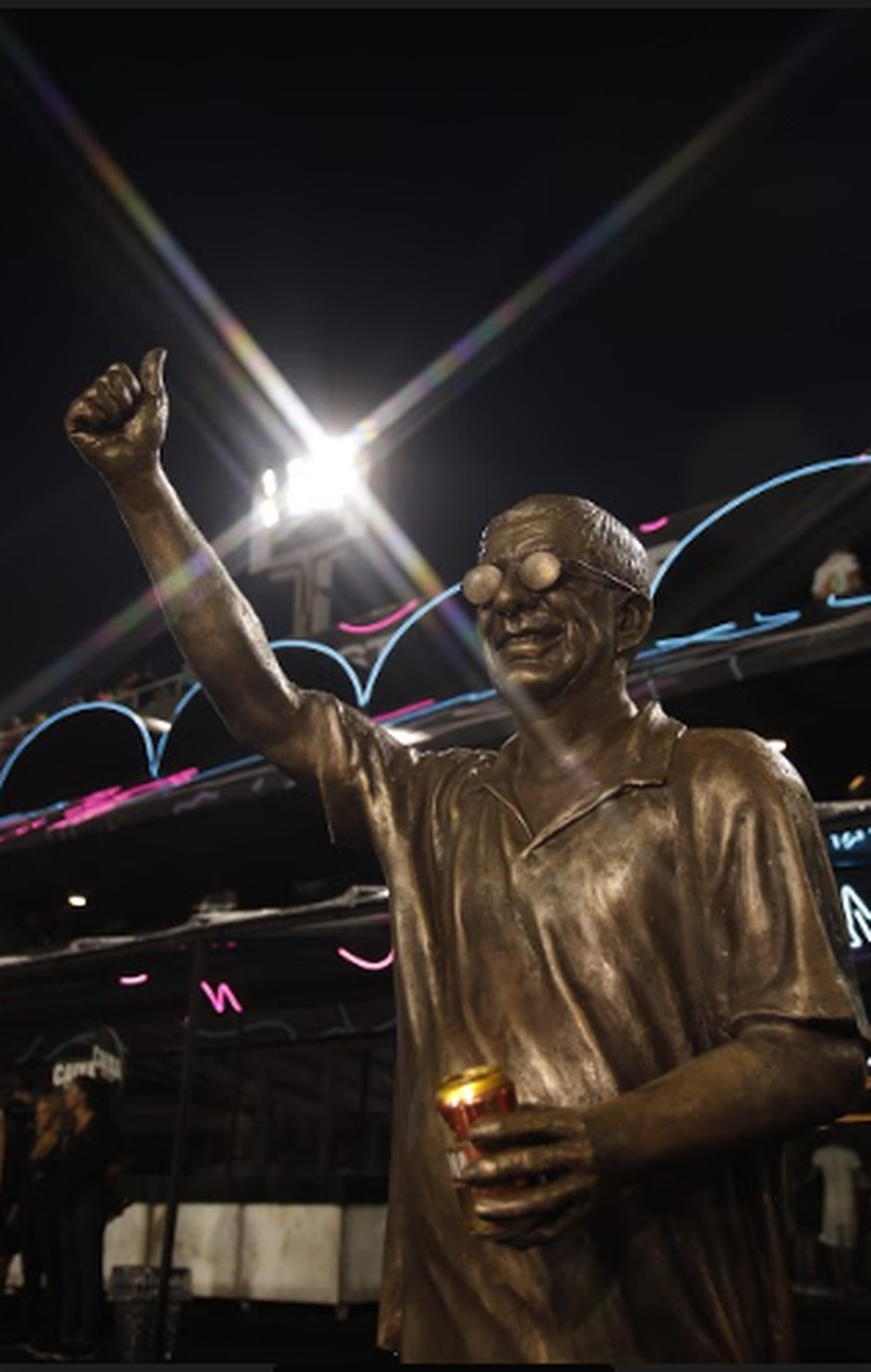 Zeca Pagodinho versão estátua: cervejinha na mão e tudo — Foto: Divulgação/ Agência Labi