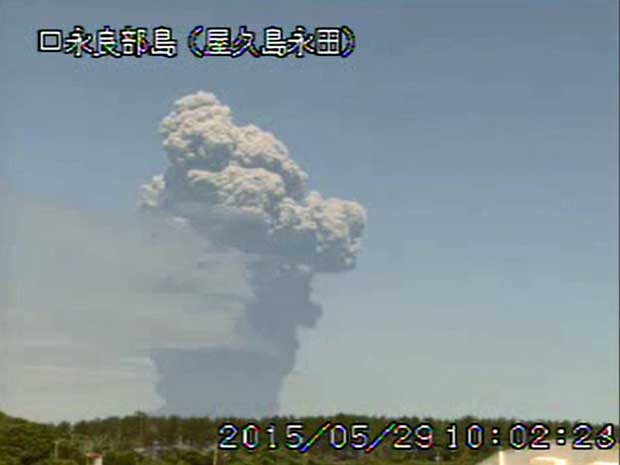 Imagem de vídeo da atividade do vulcão Shindake no Japão (Foto: Agência Meteorológica do Japão / via Reuters)