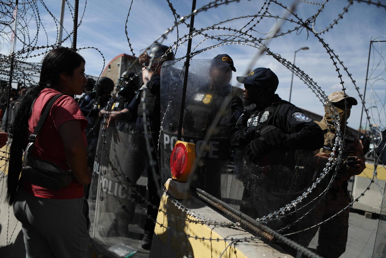 O governo Biden espera conter a onda recorde de migrantes e requerentes de asilo que realizam viagens muitas vezes perigosas organizadas por contrabandistas — Foto: Herika Martinez / AFP