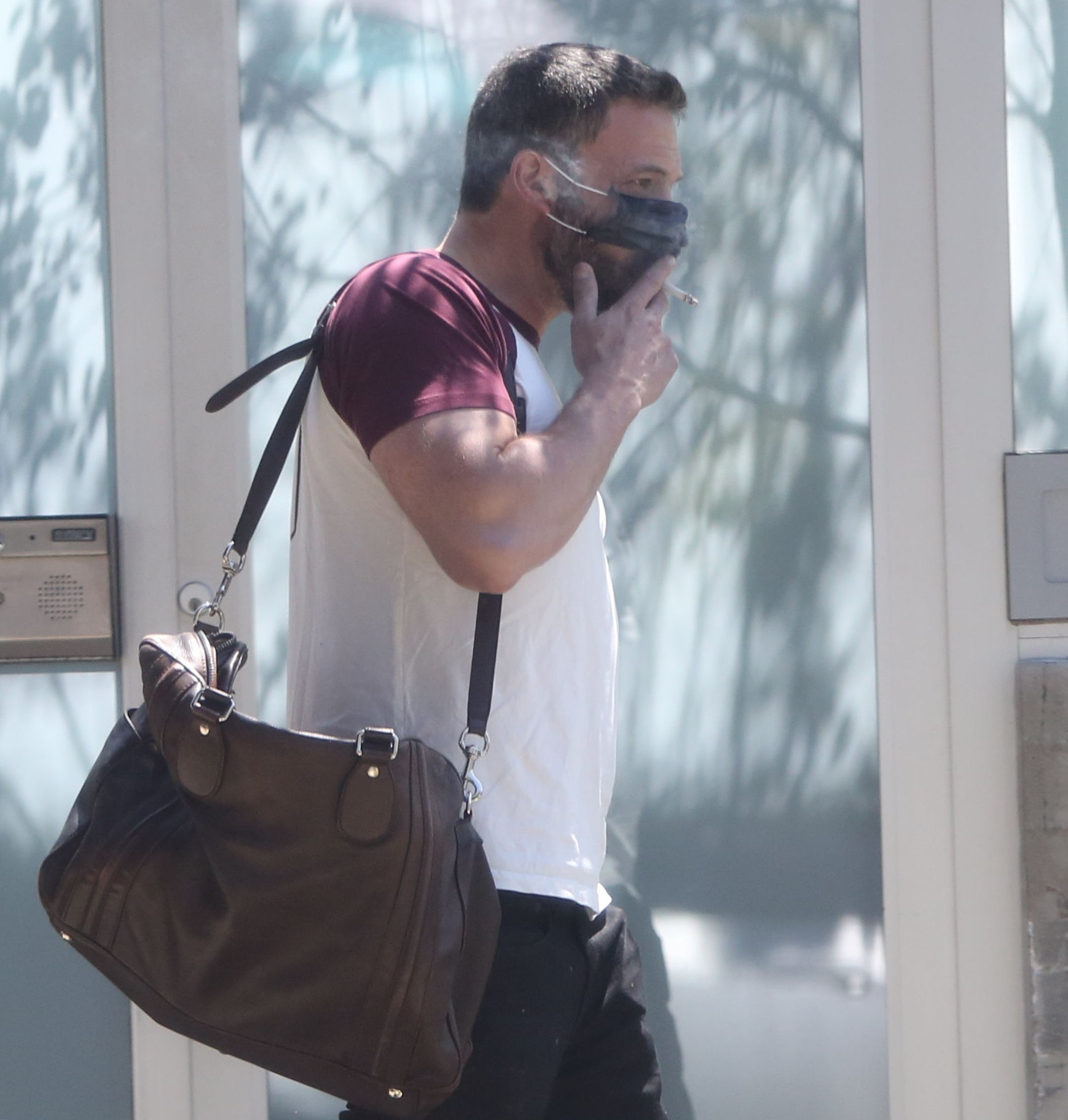 Ben Affleck fuma um cigarro usando máscara de proteção contra o coronavírus (Foto: The Grosby Group)