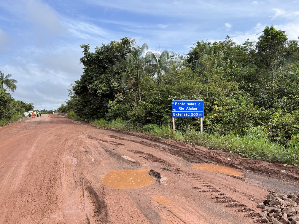 Ponte sobre o rio Alalaú, na divisa de Roraima com o Amazonas, onde trecho da BR-174 começa a piorar — Foto: Caíque Rodrigues/g1 RR