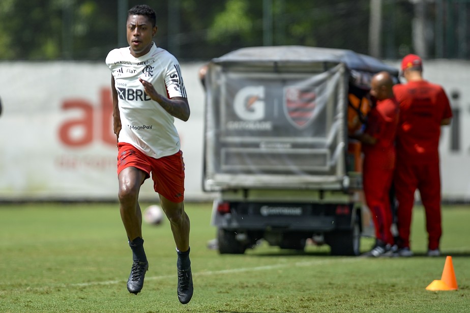 Bruno Henrique já faz trabalhos físicos e treinos com o elenco do Flamengo