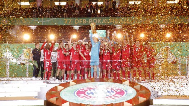 Neuer ergue a taça da Copa da Alemanha conquistada pelo Bayern de Munique