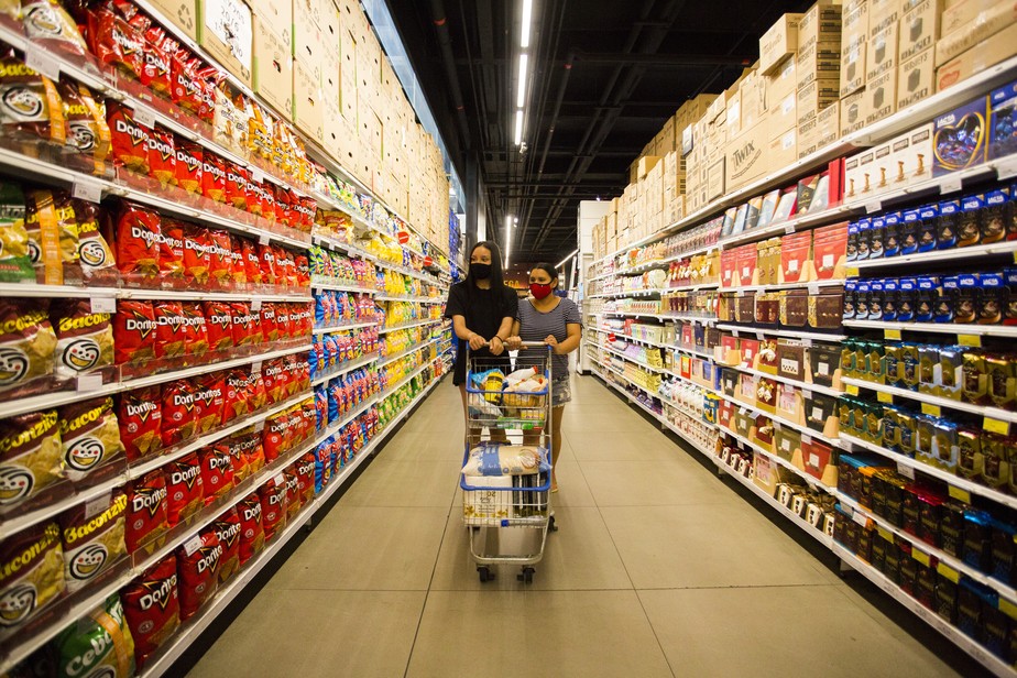Pessoas fazem compras em supermercado. Quase metade dos salários que aumentaram ainda estão abaixo da inflação