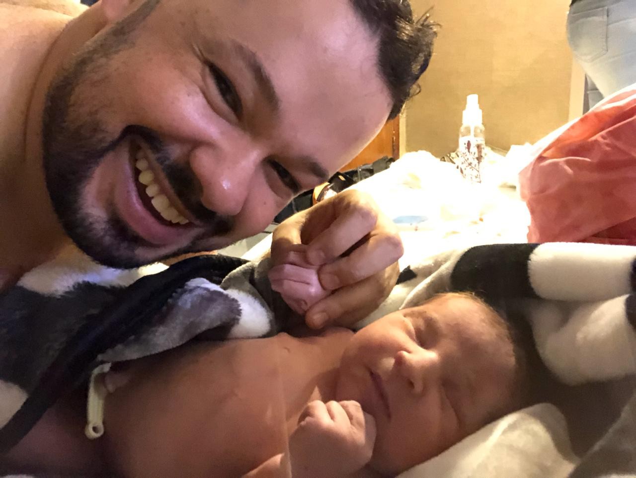 Vitor emocionado com o nascimento da filha (Foto: Arquivo Pessoal)