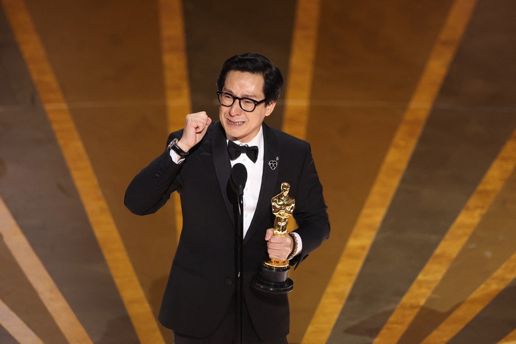 Ke Huy Quan ganha Oscar de melhor ator coadjuvante — Foto: Carlos Barria / Reuters