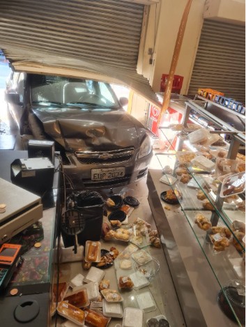 Mulher com suspeita de embriaguez invade padaria na Pampulha em Belo Horizonte 