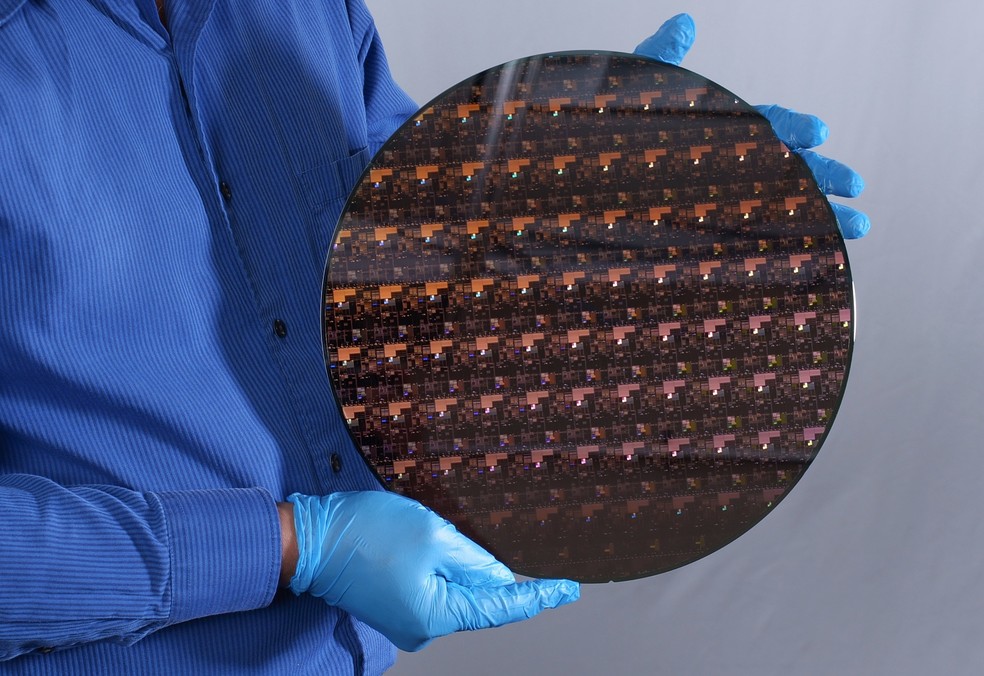 Fatia, ou 'wafer', de semicondutores de 2 nanômetros fabricado pela IBM. — Foto: Divulgação/IBM