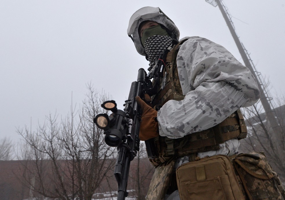 Um ucraniano de guarda próximo de uma região onde há conflitos com separatistas  no leste do país, em 11 de fevereiro de 2022 — Foto: Oleksandr Klymenko/Reuters