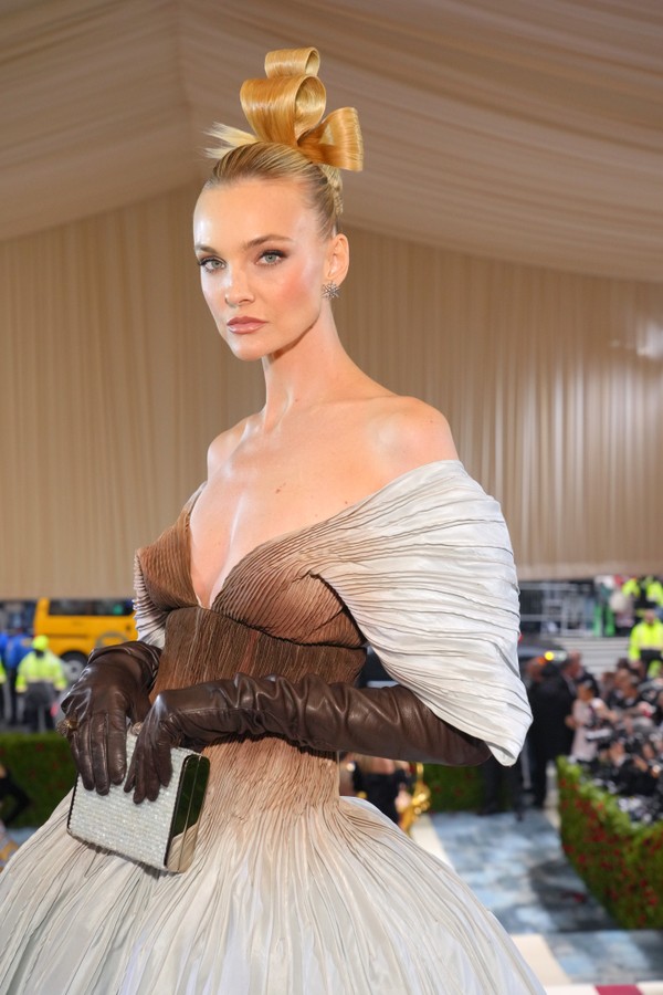 NEW YORK, NEW YORK - MAY 02: (Exclusive Coverage) Caroline Trentini arrives at The 2022 Met Gala Celebrating "In America: An Anthology of Fashion" at The Metropolitan Museum of Art on May 02, 2022 in New York City. (Photo by Kevin Mazur/MG22/Getty Images  (Foto: Getty Images for The Met Museum/)