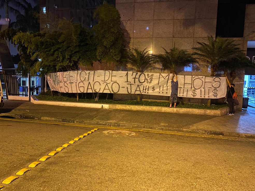 Protesto no Parque São Jorge na noite desta quarta-feira — Foto: Arquivo