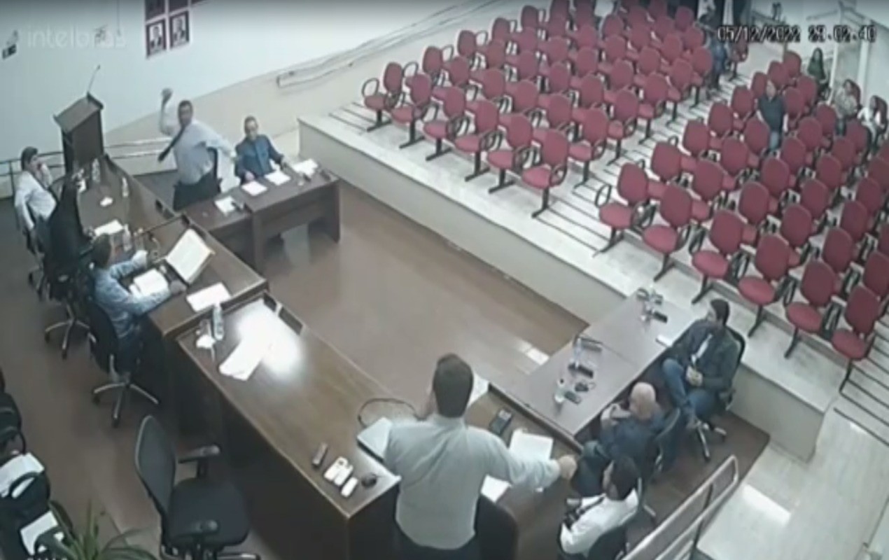 Vereador arremessa frasco de álcool em gel em parlamentar que falava na tribuna durante sessão; vídeo