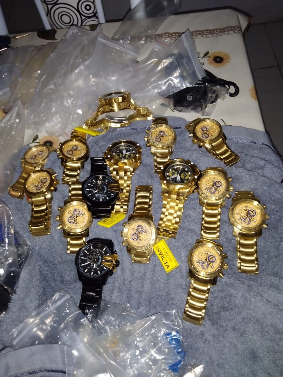 Relógios faziam parte de carga de contrabando apreendida em embarcação na Foz do Rio São Francisco, em Penedo, Alagoas — Foto: Divulgação/PM-AL