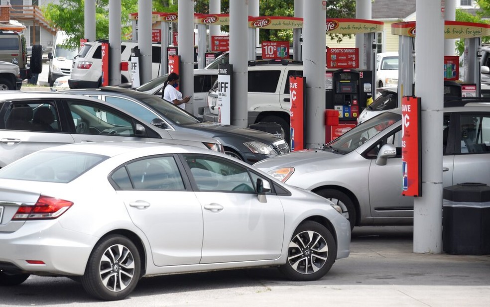 Motorista fazem fila para abastecer depois de ataque hacker que atingiu a Colonial Pipeline — Foto: Associated Press 
