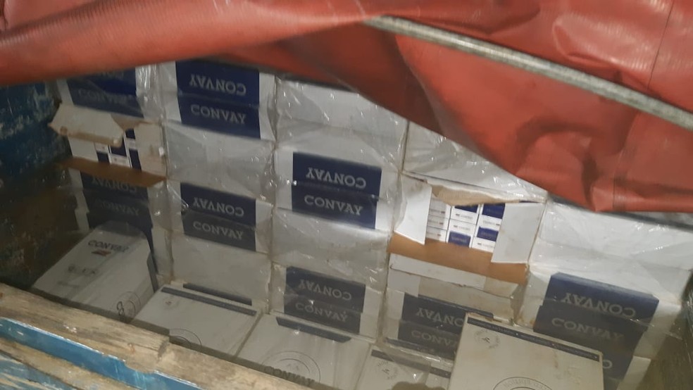 Carregamento de cigarros é apreendido pela PRF em carreta na BR-304 — Foto: PRF/Divulgação