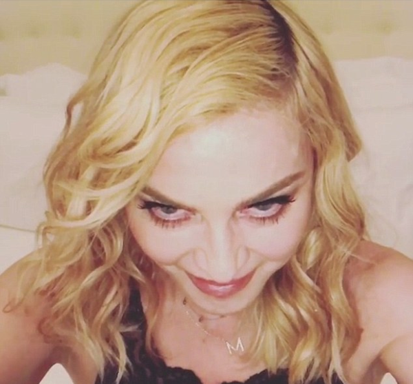 A cantora Madonna no vídeo em que disse estar doente (Foto: Instagram)