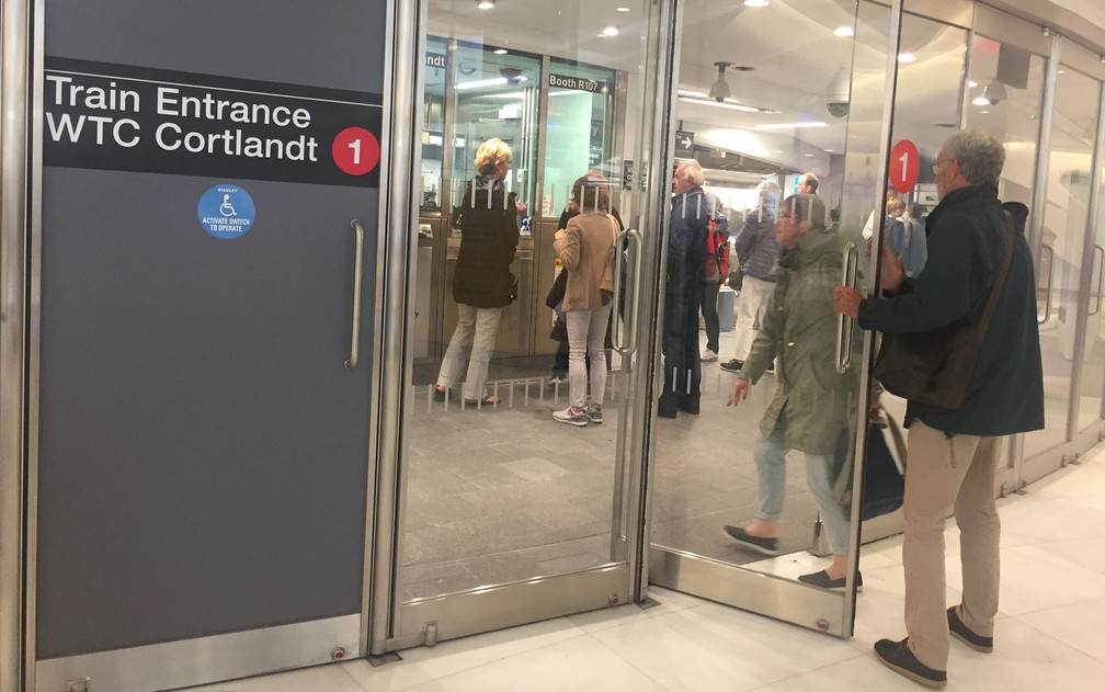 Pessoas são vistas na estação de metrô World Trade Center - Cortlandt Street, em Nova York, no domingo (9) (Foto: Thomas Urbain/AFP)