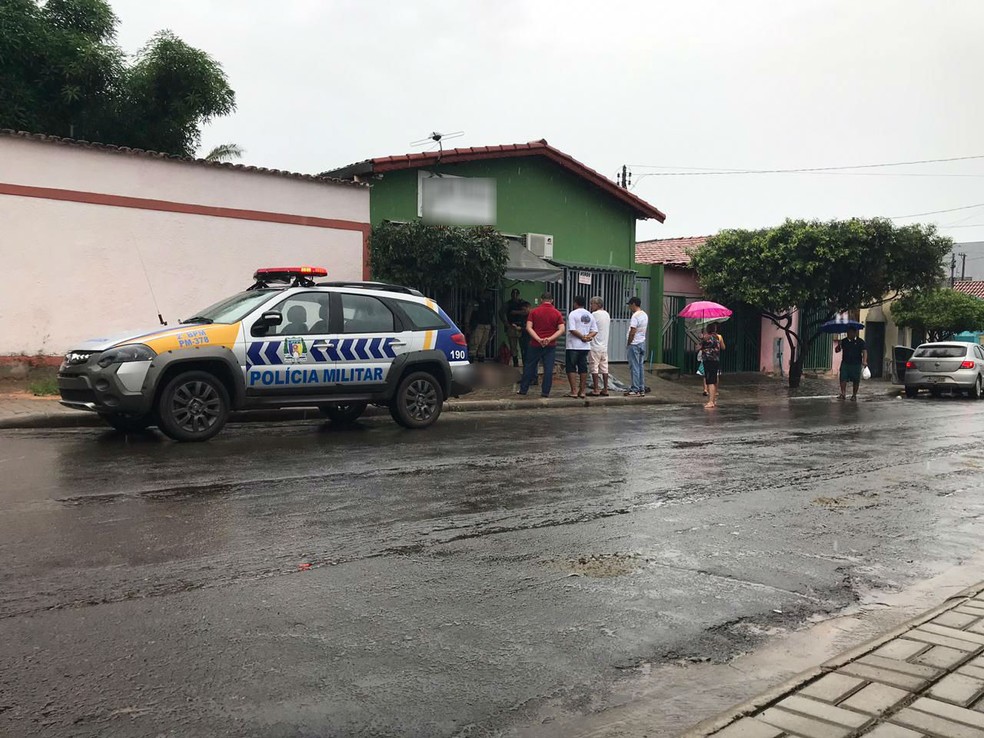 Homem morreu na frete de uma casa em Araguaína — Foto: Geovanni Pereira/Portal Fatos e Noticias/Divulgação