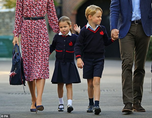 George e Charlotte a caminho da escola (Foto: Divulgação)