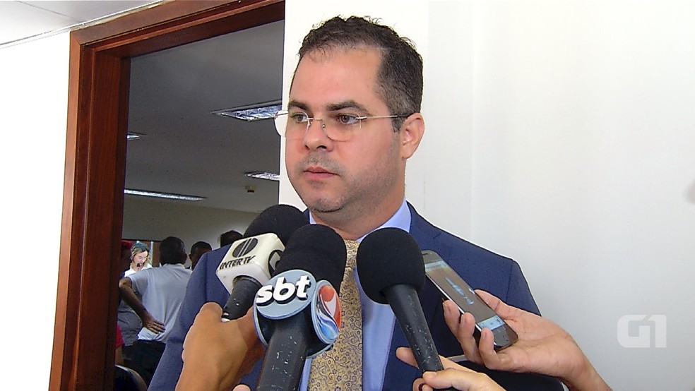 Cristiano Feitosa, secretário de Administração e Recursos Humanos, afirma que governo vai pagar 13º salário atrasado (Foto: Reprodução/Inter TV Cabugi)