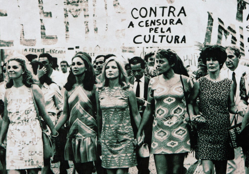 Tônia Carrero e outras atrizes em passeata contra a ditadura em 1968 (Foto: Elói Corrêa/GOVBA/Arquivo)