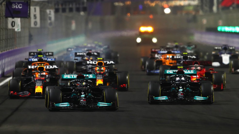 Lewis Hamilton lidera largada do GP da Arábia Saudita da F1 — Foto:  Joe Portlock - Formula 1/Formula 1 via Getty Images