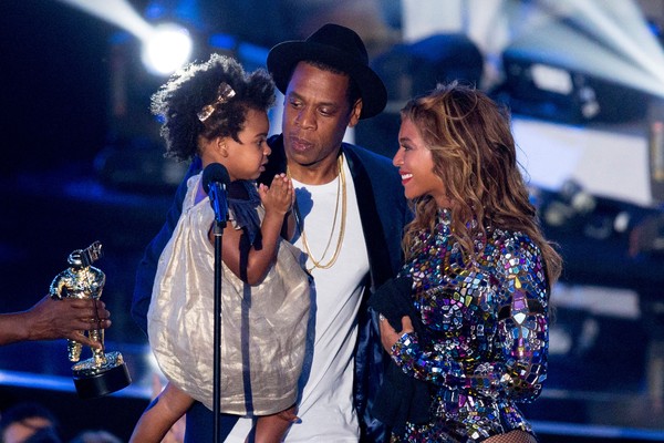Blue Ivy no palco com o pai, Jay-Z, e a mãe, Beyonce (Foto: Getty Images)