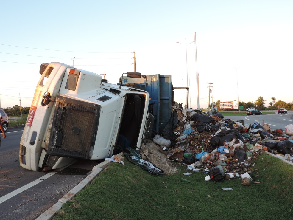 Lixo ficou espalhado pela pista após caminhão tombar (Foto: Everaldo Costa/Inter TV Cabugi)