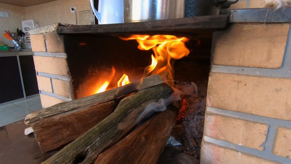 Mercado da lenha fica aquecido com alta do preço do gás de cozinha — Foto: TV TEM/Reprodução 