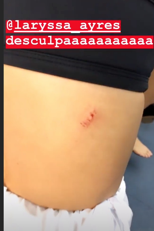 Carol Dieckmann machuca colega em cena (Foto: Reprodução/Instagram)