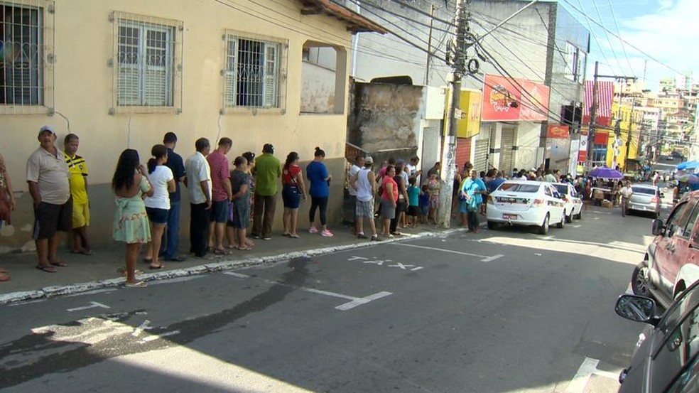 Moradores fazem fila para pagar conta de energia elÃ©trica (Foto: Carlos Palito/ TV Gazeta)
