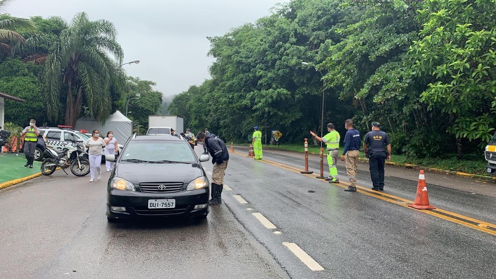 Bloqueio no acesso a Ubatuba no trecho de Tabatinga, na rodovia Rio-Santos. — Foto: João Mota/TV Vanguarda